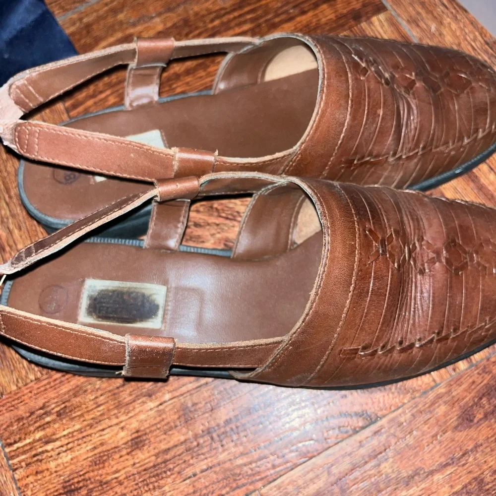Basic Editions Brown Sandals with Woven Design - Picture 2 of 4